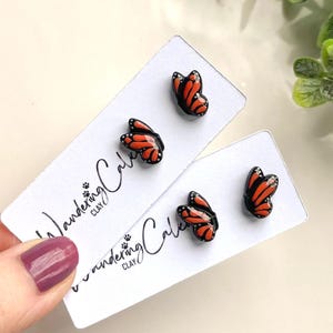 Pendientes de mariposa monarca hechos a mano con arcilla polimérica