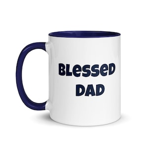 Può includere: Tazza in ceramica bianca con interno e manico blu navy. La tazza presenta le parole "Blessed Dad" in blu navy, in grassetto e con lettere arrotondate. Un regalo semplice ma premuroso per la festa del papà o per ogni occasione.