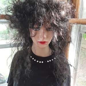 Gotisk peruk med fladdermusbo och spets. Emo-peruk med spets framtill. Mörkt brun.