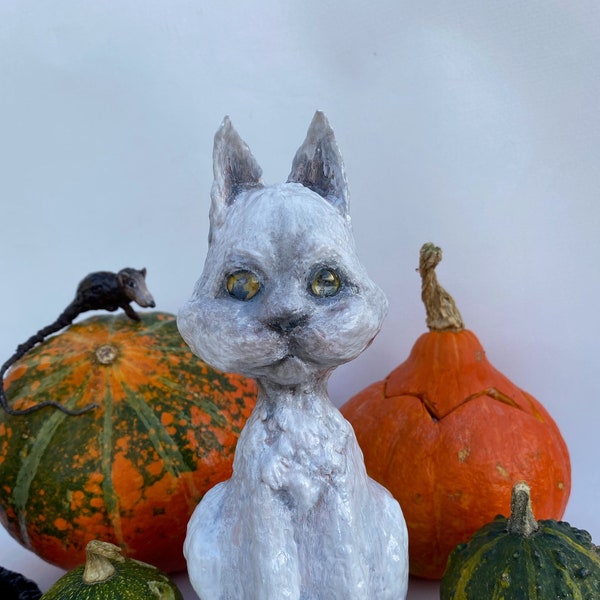 Chat blanc - décoration intérieure, figurine faite main unique en son genre ; statuette en papier mâché