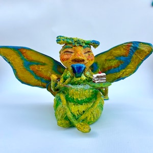 Statuetta di farfalla in cartapesta verde con tè e torta - fatta a mano, opera d'arte unica nel suo genere