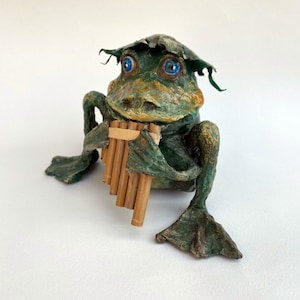 Rana-musicista - statuina animale di cartapesta che suona su un flauto di pan; meraviglioso regalo fatto a mano per gli amanti delle rane o musicisti