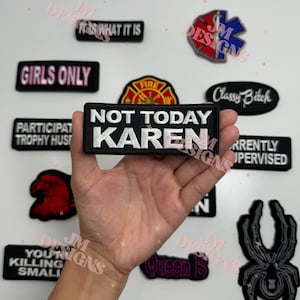 Puede incluir: Una colección de parches bordados con varios diseños y texto. Un parche dice "NOT TODAY KAREN" en letras plateadas. Otros parches incluyen "GIRLS ONLY", una araña y un emblema de bomberos.