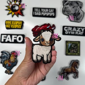 Può includere: Una collezione di toppe ricamate con vari disegni, tra cui una capra, un cavallo, un gallo, un cane, un birillo da bowling e toppe con testo che recitano "GIVE RESPECT GET RESPECT" e "CRAZY GYM RAT".