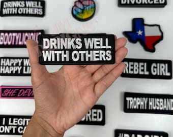 Drinkt goed bij anderen Opstrijkpatch | Opstrijkbaar | Vetgedrukte patch| Grappige patches | Hoedenstang|Vrachtwagenhoed