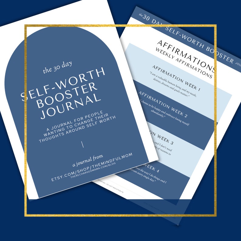 Op de afbeelding: Een blauw en wit printbaar dagboek met de titel "The 30 Day Self-Worth Booster Journal". Het dagboek is ontworpen om mensen te helpen hun gedachten over zelfvertrouwen te veranderen. Het bevat wekelijkse affirmaties voor een periode van 30 dagen.