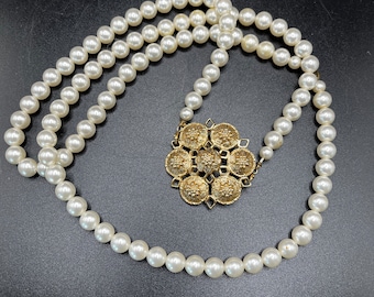 Collar de perlas falsas Sarah Coventry de mediados de siglo firmado con pasador de tono dorado, ¡se transforma!
