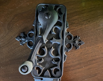 Antique Dazey Cast Iron Universal Can Opener 1930s, What a Great Collectable!
