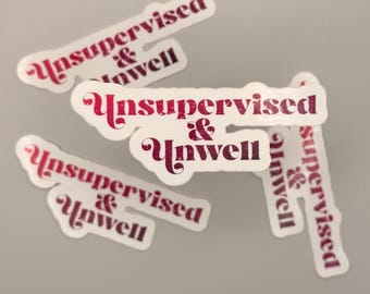 Può includere: Quattro adesivi fustellati con il testo Unsupervised & Unwell in un carattere in stile retrò rosa scuro con effetto usurato. Gli adesivi hanno un bordo bianco e sono disposti in modo sparso, uno orientato verticalmente e tre orizzontalmente.