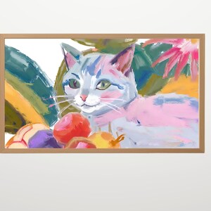 Puede incluir: Una pintura de un gato con pelaje azul y rosa, rodeado de flores y frutas coloridas. El gato mira al espectador con una expresión amigable.