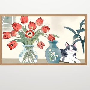 Puede incluir: Una pintura enmarcada de un bodegón con tulipanes rojos en un jarrón de vidrio, un jarrón azul con flores blancas y un gato blanco y negro.