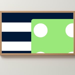 Puede incluir: Una impresión de arte abstracto enmarcada con un fondo verde y lunares blancos. El fondo verde está parcialmente cubierto por un patrón de rayas azul marino y blanco.