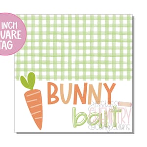 Könnte beinhalten: Ein quadratisches Etikett mit einer Größe von 5 cm mit einem grün-weiß karierten Hintergrund. Das Etikett zeigt eine Cartoon-Karotte und den Text "BUNNY bait" in orangefarbenen und rosafarbenen Buchstaben. Der Text "jessicas country creations" ist ebenfalls in kleinerer Schrift enthalten.