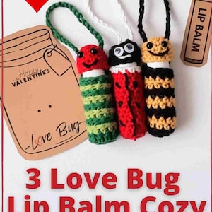 Puede incluir: Tres fundas para bálsamo labial de ganchillo en forma de mariquita, abeja y oruga. Las fundas son rojas, amarillas y verdes con detalles negros. Las fundas tienen ojos saltones y bocas sonrientes. El texto "FREE Crochet Patterns" está en un corazón rojo en la parte superior de la imagen. El texto "3 Love Bug Lip Balm Cozy Crochet Patterns" está en la parte inferior de la imagen.