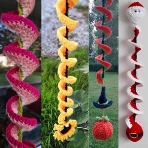 Könnte beinhalten: Eine Sammlung von Häkelspiraldekorationen in verschiedenen Farben und Themen. Eine ist rosa und rot, eine andere ist gelb mit einer Sonnenblume, eine dritte ist rot und grün mit einem Hexenhut und einem Kürbis, und die letzte ist rot und weiß mit einem Weihnachtsmannkopf.