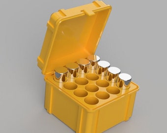Puede incluir: Una caja de almacenamiento de plástico amarilla con una tapa abierta, que revela un inserto de espuma con 12 compartimentos redondos. Los compartimentos están llenos de objetos cilíndricos de color plateado.