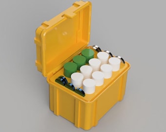 Puede incluir: Una caja de plástico amarilla con una tapa con bisagras está abierta, revelando una colección de pequeños objetos redondos blancos y verdes. La caja está llena de filas de objetos, que están dispuestos en un patrón.