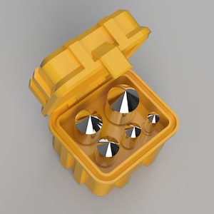Könnte beinhalten: Eine gelbe Plastikbox mit einem Scharnierdeckel, geöffnet, um fünf silberfarbene Gewichte mit konischen Spitzen zu zeigen.