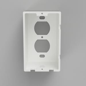 Pode incluir: Caixa de tomada elétrica de plástico branco com duas aberturas para tomadas elétricas padrão.