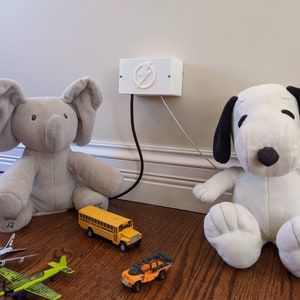 Single Round Duplex Outlet Cover w/ Bottom or Top Cord Exits – Child Safety Faceplate for Baby and Toddler Protection