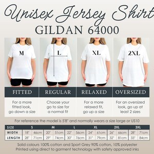 Może przedstawiać: Zdjęcie białej koszulki Unisex Jersey Shirt marki Gildan 64000. Obraz zawiera tabele rozmiar&oacute;w z wymiarami w cm i calach oraz przykłady dopasowania: dopasowane, regularne, luźne i oversize. Tekst wspomina r&oacute;wnież wzrost modelki.