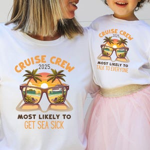 Może przedstawiać: Dwie białe koszulki z grafiką przedstawiającą zach&oacute;d słońca, palmy i okulary przeciwsłoneczne. Tekst na koszulkach brzmi "Cruise Crew 2025" i "Most Likely To..." z innym zdaniem na każdej koszulce.