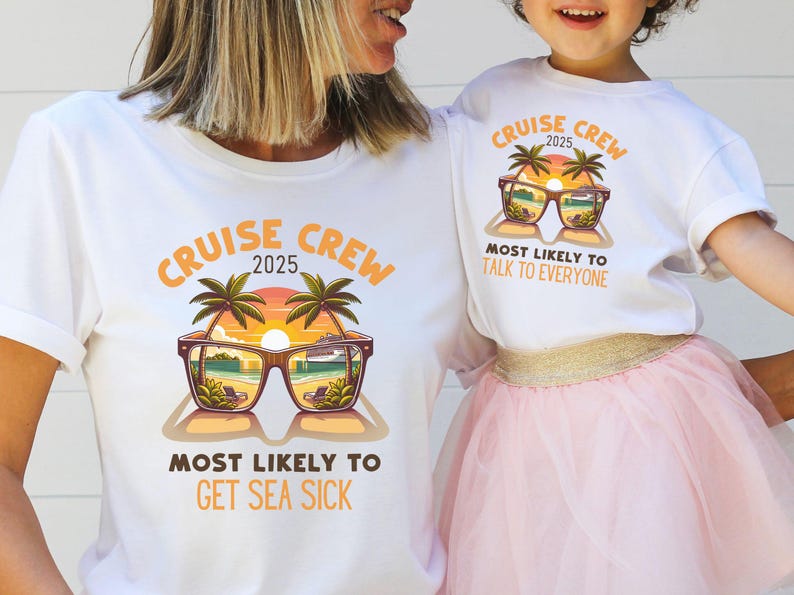 Może przedstawiać: Dwie białe koszulki z grafiką przedstawiającą zach&oacute;d słońca, palmy i okulary przeciwsłoneczne. Tekst na koszulkach brzmi "Cruise Crew 2025" i "Most Likely To..." z innym zdaniem na każdej koszulce.