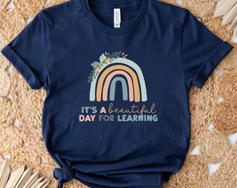 T-shirt L'Arcobaleno Di Luci: La Maglia Perfetta Per La Maestra Con Dedica Speciale - 5