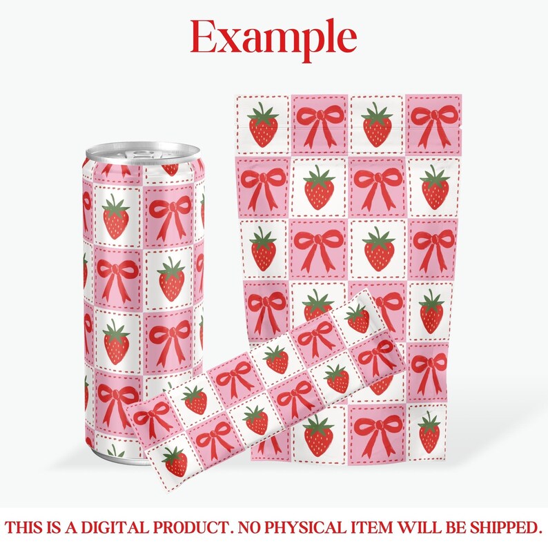 Op de afbeelding: Digitale product mockups met een herhalend patroon van aardbeien en strikken op een roze en witte geruite achtergrond. De mockups omvatten een blikje, een beker en kleine rechthoekige items. Het woord "Example" staat bovenaan.