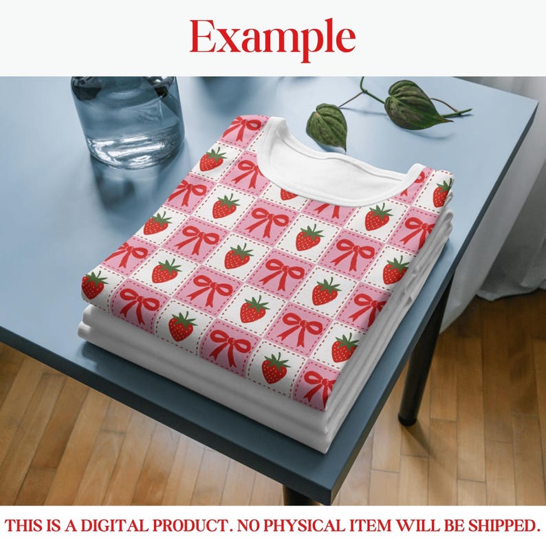 Op de afbeelding: Een stapel witte t-shirts met een aardbeien- en strikpatroon. Het ontwerp toont rode aardbeien en strikken op een roze en witte geruite achtergrond. Het woord "Example" staat bovenaan de afbeelding.