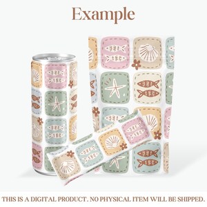K&ouml;nnte beinhalten: Eine Dose und eine Verpackung mit einem sich wiederholenden Muster aus Meereskreaturen und Muscheln in Pastellfarben. Das Design umfasst Fische, Seesterne und Muscheln in gestickten quadratischen Rahmen. Das Wort "Example" steht oben.