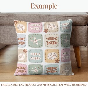 K&ouml;nnte beinhalten: Quadratisches Kissen mit einem sich wiederholenden Muster aus Meeresbewohnern und Muscheln in Pastellfarben. Das Design umfasst Fische, Seesterne und Muscheln in gen&auml;hten Quadraten. Das Wort "Example" steht oben.