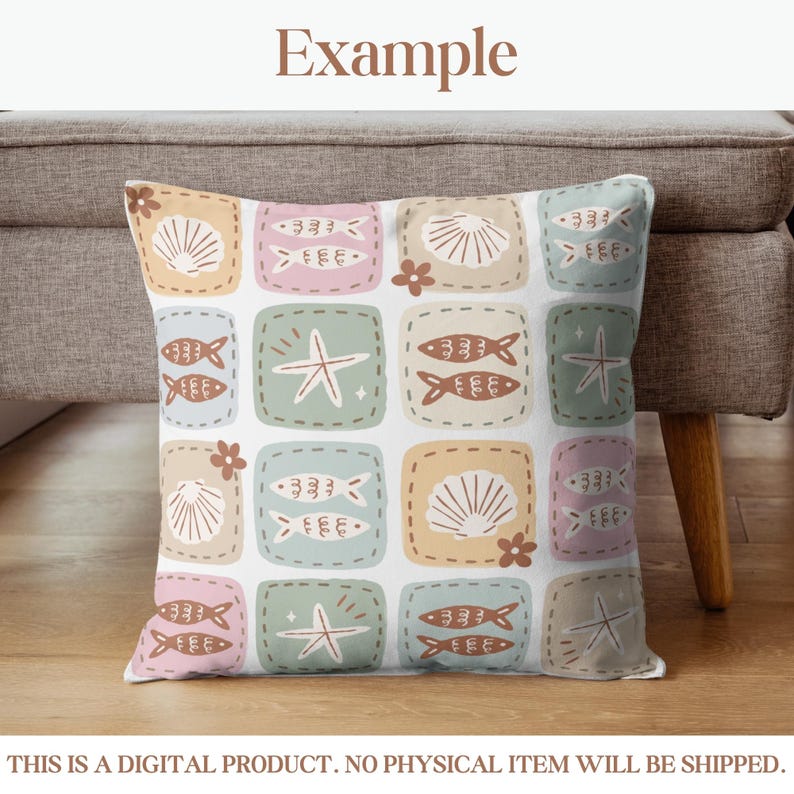 K&ouml;nnte beinhalten: Quadratisches Kissen mit einem sich wiederholenden Muster aus Meeresbewohnern und Muscheln in Pastellfarben. Das Design umfasst Fische, Seesterne und Muscheln in gen&auml;hten Quadraten. Das Wort "Example" steht oben.