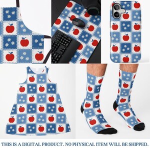 K&ouml;nnte beinhalten: Eine Auswahl an Artikeln mit einem sich wiederholenden Muster aus roten &Auml;pfeln und wei&szlig;en sternf&ouml;rmigen Blumen auf einem blau-wei&szlig;en Patchwork-Design. Artikel umfassen eine Sch&uuml;rze, ein Mauspad, eine Handyh&uuml;lle, ein Kleid und Socken. Der Text unten lautet: DIES IST EIN DIGITALES PRODUKT. ES WERDEN KEINE PHYSISCHEN ARTIKEL VERSENDET.
