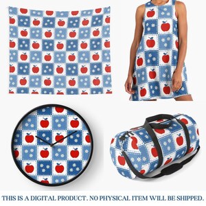 K&ouml;nnte beinhalten: Verschiedene Artikel mit einem sich wiederholenden Muster aus roten &Auml;pfeln und wei&szlig;en Sternen auf einem blau-wei&szlig;en Patchwork-Design. Enth&auml;lt einen Wandteppich, ein &auml;rmelloses Kleid, eine runde Wanduhr und eine Reisetasche. Der Text unten lautet: DIES IST EIN DIGITALES PRODUKT. ES WERDEN KEINE PHYSISCHEN ARTIKEL VERSENDET.