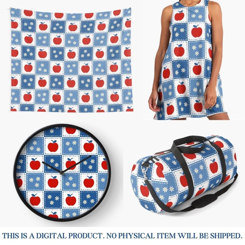 K&ouml;nnte beinhalten: Verschiedene Artikel mit einem sich wiederholenden Muster aus roten &Auml;pfeln und wei&szlig;en Sternen auf einem blau-wei&szlig;en Patchwork-Design. Enth&auml;lt einen Wandteppich, ein &auml;rmelloses Kleid, eine runde Wanduhr und eine Reisetasche. Der Text unten lautet: DIES IST EIN DIGITALES PRODUKT. ES WERDEN KEINE PHYSISCHEN ARTIKEL VERSENDET.