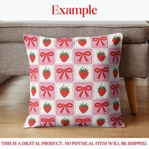 Op de afbeelding: Vierkant sierkussen met een herhalend patroon van rode aardbeien en strikken op een roze en witte geruite achtergrond. Het woord "Example" staat in het rood bovenaan. De tekst "THIS IS A DIGITAL PRODUCT. NO PHYSICAL ITEM WILL BE SHIPPED." staat onderaan.