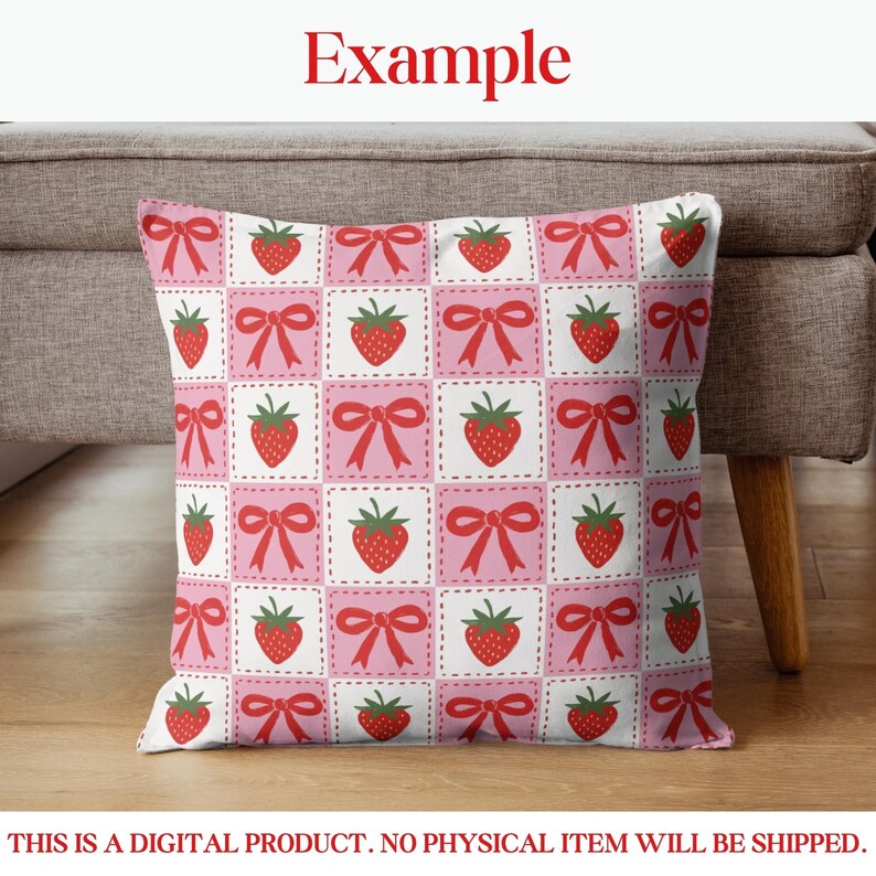 Op de afbeelding: Vierkant sierkussen met een herhalend patroon van rode aardbeien en strikken op een roze en witte geruite achtergrond. Het woord "Example" staat in het rood bovenaan. De tekst "THIS IS A DIGITAL PRODUCT. NO PHYSICAL ITEM WILL BE SHIPPED." staat onderaan.