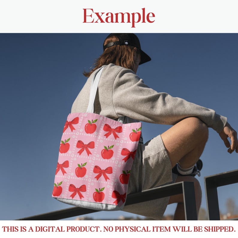 K&ouml;nnte beinhalten: Rosa Tragetasche mit einem sich wiederholenden Muster aus roten &Auml;pfeln und Schleifen. Die Tasche hat wei&szlig;e Tr&auml;ger und wird von einer Person gehalten. Das Wort "Example" ist oben im Bild aufgedruckt.