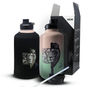 Isolierte Wasserflasche - 2,2 Liter (74 oz) Edelstahl-Wasserflaschen mit Hülle, Trageriemen, Deckel - 1,5 Gallonen große Metallwasserflasche