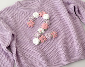 Pull brodé à la main de haute qualité, tenue d'anniversaire, initiale fleur, pull personnalisé bébé et enfant, pull prénom enfant, cadeau d'anniversaire