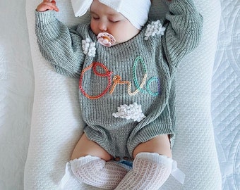 Romper tricoté personnalisé, romper brodé à la main, pull nom de bébé, pull nom, pull personnalisé, romper bébé, cadeau bébé, nouveau-né