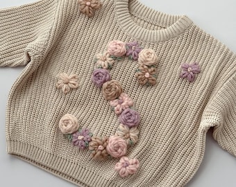 Personalisierter Pullover, Hochwertiger handgestickter Pullover, Blumen-Initial, Baby- und Kinderpullover, Kindernamenpullover, personalisierter Pullover