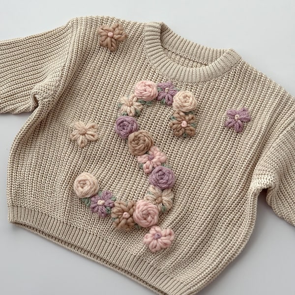 Personalisierter Pullover, Hochwertiger handgestickter Pullover, Blumen-Initial, Baby- und Kinderpullover, Kindernamenpullover, personalisierter Pullover