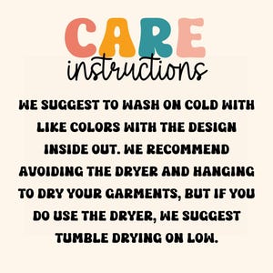 Peut inclure: Image d'instructions d'entretien avec le mot "CARE" en orange, bleu sarcelle et rose. Le texte conseille de laver &agrave; froid avec des couleurs similaires, &agrave; l'envers et d'&eacute;viter le s&egrave;che-linge. Si vous utilisez un s&egrave;che-linge, s&eacute;chez-le par culbutage &agrave; basse temp&eacute;rature.