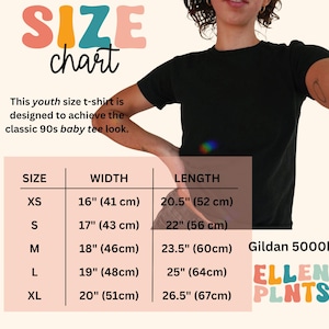 以下が含まれることがあります： 子供用Tシャツのサイズチャートで、幅と長さをインチとセンチメートルで表示しています。チャートには、XS、S、M、L、XLのサイズが含まれています。また、「Gildan 5000b ELLEN PLNTS」というテキストも表示されています。
