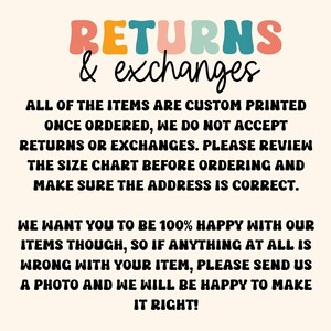 以下が含まれることがあります： レトロなスタイルのカラフルな文字で「RETURNS & exchanges」と書かれたクリーム色のグラフィック。下のテキストは、カスタム印刷と顧客満足度を強調し、ショップの返品ポリシーを説明しています。
