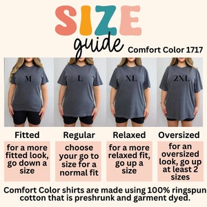 K&ouml;nnte beinhalten: Gr&ouml;&szlig;entabelle f&uuml;r Comfort Color 1717 T-Shirts. Vier Models tragen verschiedene Gr&ouml;&szlig;en desselben T-Shirts und zeigen die Passform jeder Gr&ouml;&szlig;e: Eng anliegend, Normal, Locker und Oversize. Der Text erkl&auml;rt, dass die Shirts aus 100 % Ringspinn-Baumwolle hergestellt sind und vorgewaschen und im Ganzen gef&auml;rbt sind.