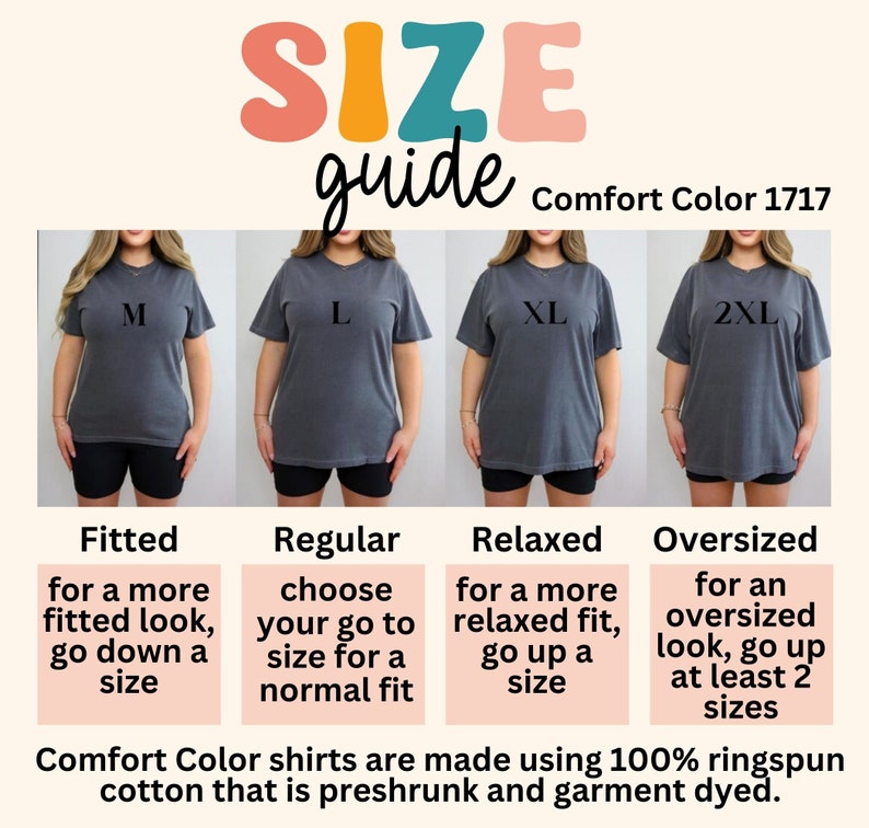 K&ouml;nnte beinhalten: Gr&ouml;&szlig;entabelle f&uuml;r Comfort Color 1717 T-Shirts. Vier Models tragen verschiedene Gr&ouml;&szlig;en desselben T-Shirts und zeigen die Passform jeder Gr&ouml;&szlig;e: Eng anliegend, Normal, Locker und Oversize. Der Text erkl&auml;rt, dass die Shirts aus 100 % Ringspinn-Baumwolle hergestellt sind und vorgewaschen und im Ganzen gef&auml;rbt sind.
