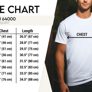 Peut inclure: Tableau des tailles pour un t-shirt unisexe Gildan 64000. Les mesures incluent les tours de poitrine de 41 cm &agrave; 76 cm et les longueurs de 67 cm &agrave; 88 cm. Une personne porte un t-shirt blanc avec les mentions "CHEST" et "LENGTH".